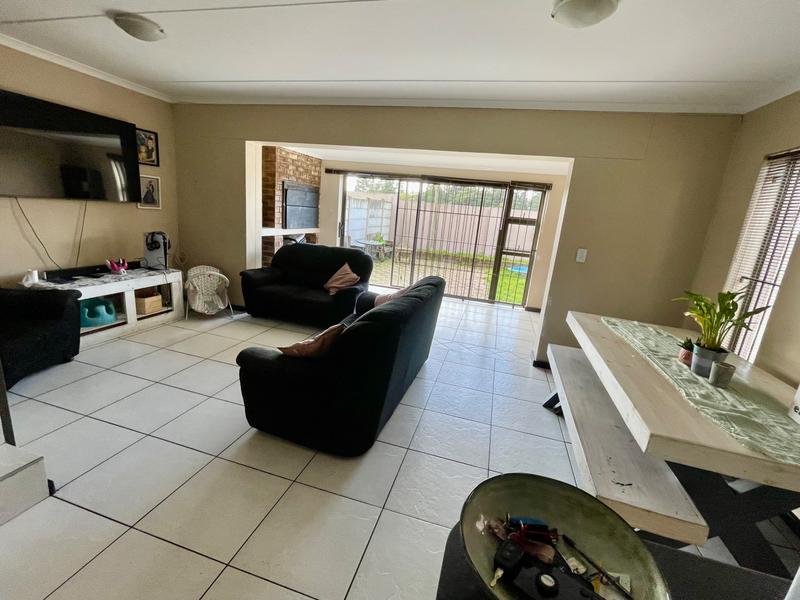 To Let 3 Bedroom Property for Rent in Protea Heights Western Cape